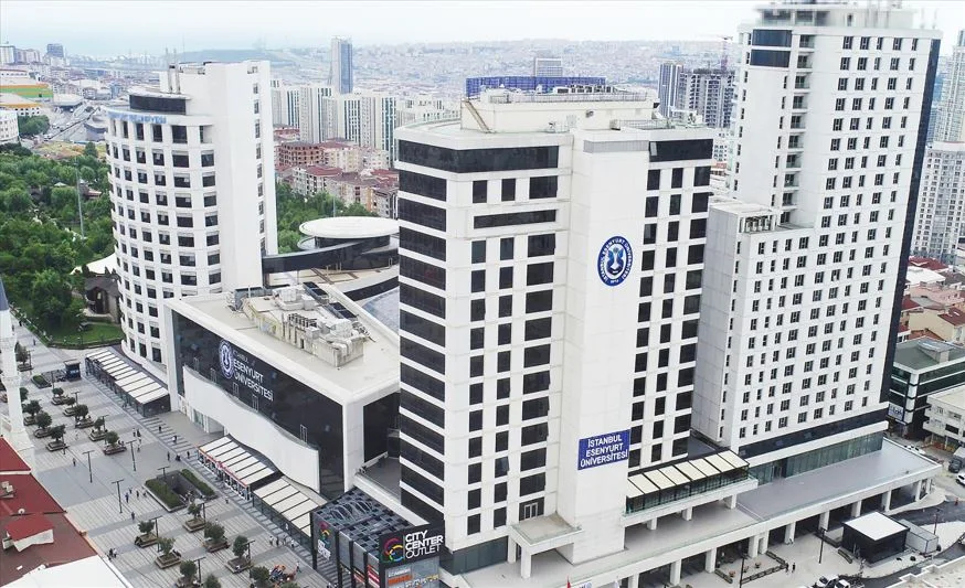 جامعة إسطنبول إسنيورت